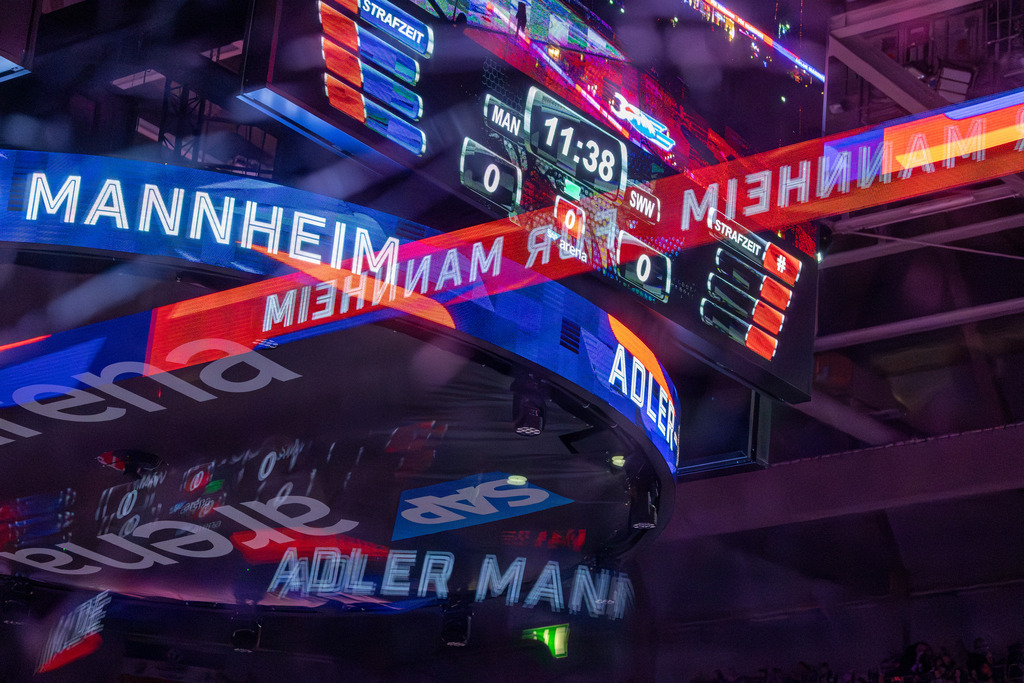 DEL, Deutsche Eishockey Liga Saison 2025/26, 52. Spieltag: Adler Mannheim gegen Schwenninger Wild Wings | DEL, Deutsche Eishockey Liga Saison 2025/26, 52. Spieltag: Adler Mannheim gegen Schwenninger Wild Wings***Der Videowürfel in der SAP-Arena vor Spielbeginn - Realisiert mit Pictrs.com