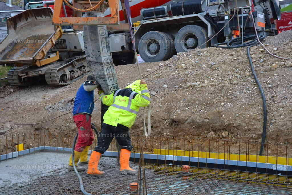 Betoneinbau mit Schlauchkübel | Arbeiter beim Betonieren einer wasserdichten Bodenplatte mit Krankübel