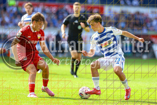 MSV Duisburg vs VfB Stuttgart II - 3. Liga | Duisburg, Deutschland, 02.08.25:   Christopher Olivier (VfB Stuttgart II) und Jan-Simon Symalla (MSV Duisburg) im Kampf um den Ball waehrend des Spiels der 3. Liga MSV Duisburg vs VfB Stuttgart II in der schauinsland-reisen-arena(Foto von Brauer-Fotoagentur / Adrian Schlueter)