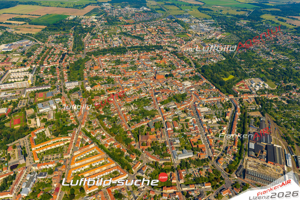 Altstadt Stendal Bild- Das Luftbild wurde 2025 vom UL-Flugzeug heraus erstellt ( keine Drohne bzw. Drohnenaufnahme ) - Hochauflösende Luftaufnahme -Nicht vergleichbar mit Google Maps oder Satelittenbilder- Die Geschenkidee !Mit Lizenz und Bildrechte bestellbar - CC