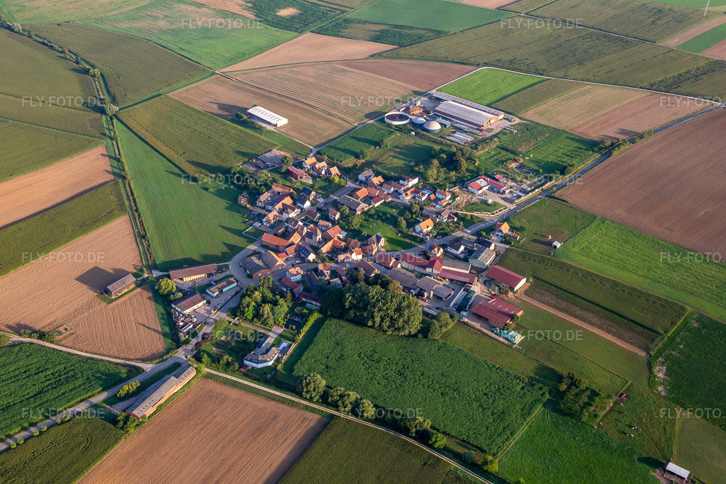 Luftbild: Niederaltdorf in Uhlwiller im Bundesland Bas-Rhin in Frankreich. Foto: IMG_138066.jpg vom 19.08.2023 durch Werner Riehm/FLY-FOTO.de
