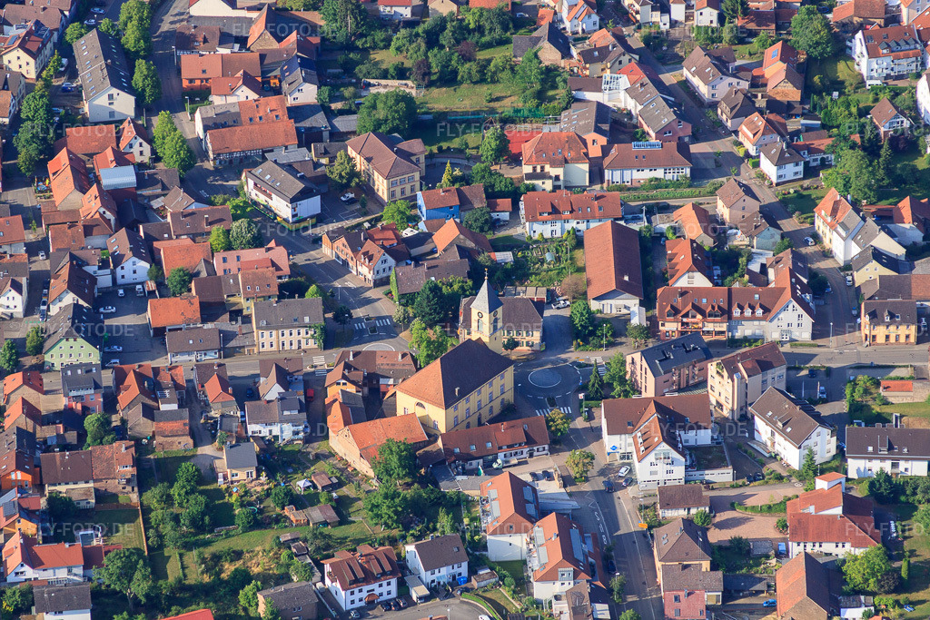 Luftbild: Dorfkern mit Ludwigskirche im Ortsteil Langensteinbach in Karlsbad im Bundesland Baden-Württemberg in Deutschland. Foto: IMG_69889.jpg vom 06.07.2014 durch Werner Riehm/FLY-FOTO.deAuflösung des Originals: 4752 x 3168 px