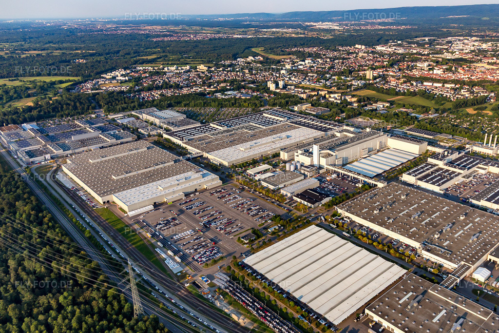 Luftbild: Fahrzeugbau- Werksgelände des Mercedes-Benz Werk Rastatt in Rastatt im Bundesland Baden-Württemberg in Deutschland. Foto: IMG_109181.jpg vom 25.07.2018 durch Werner Riehm/FLY-FOTO.de