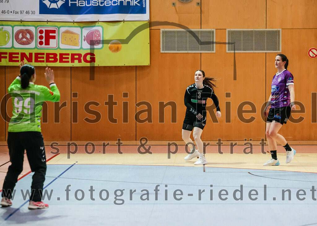 2024-01-27_003_SpVgg_Altenerding_gegen_HSG_Schwab-kirchen | Erding, Deutschland, 27.01.2024:
Handball, Bezirksoberliga Frauen Altbayern 2023 / 2024, 12. Spieltag, SpVgg Altenerding gegen HSG Schwab/kirchen, Endergebnis: 39:28

Torfrau Anna-Lena Schmitt (SpVgg Altenerding, #99), Magdalena Zähle (HSG Schwab/kirchen, #3)

Foto: Christian Riedel / fotografie-riedel.net