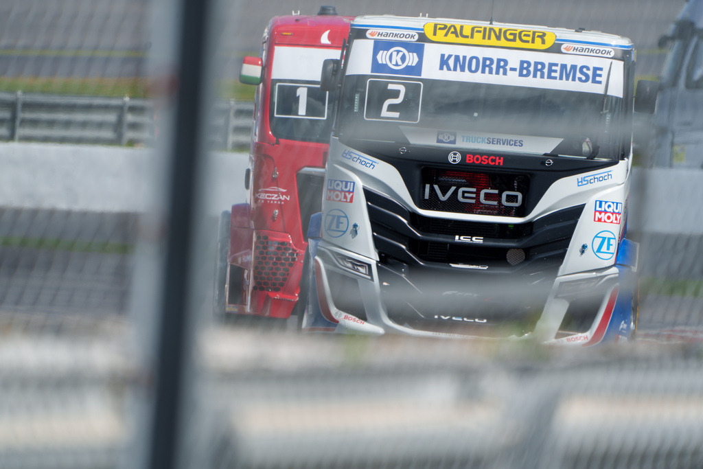 A7408129 | 14.07.2024 Goodyear FIA European Truck Racing Championship (ETRC) NürburgringBild: Zweikampf um die Führung zwischen #2 Jochen Hahn im IVECO und #1 Norbert Kiss im MAN - Realisiert mit Pictrs.com