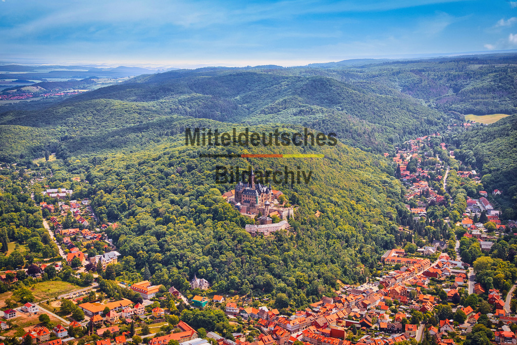 Wernigerode-Schloß-Harz_4802 | Die Luftaufnahmen zeigen Wernigerode aus der Vogelperspektive. Drei Übersichtsaufnahmen dokumentieren die Stadt aus unterschiedlichen Blickrichtungen mit dem Schloss Wernigerode als markantem Wahrzeichen. Ergänzt wird die Galerie durch eine Drohnenaufnahme des Schlosses mit den Fachwerkhäusern im Vordergrund sowie eine Luftaufnahme des historischen Rathauses und des Marktplatzes. - Realisiert mit Pictrs.com