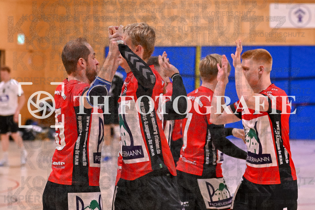 GER, SG Maulburg/Steinen - HSG Dreiland, Handball, Landesliga Suedbaden, 4. Spieltag, Saison 2024/2025, 12.10.2024 | SGMS Motiviert sich Daniel Winkelbeiner (SG Maulburg/Steinen, #15), Soeren Ohlsen (SG Maulburg/Steinen, #95) und seine Mitspieler.GER, SG Maulburg/Steinen - HSG Dreiland, Handball, Landesliga Suedbaden, 4. Spieltag, Saison 2024/2025, 12.10.2024Foto: TH Fotografie/Thomas Hess
