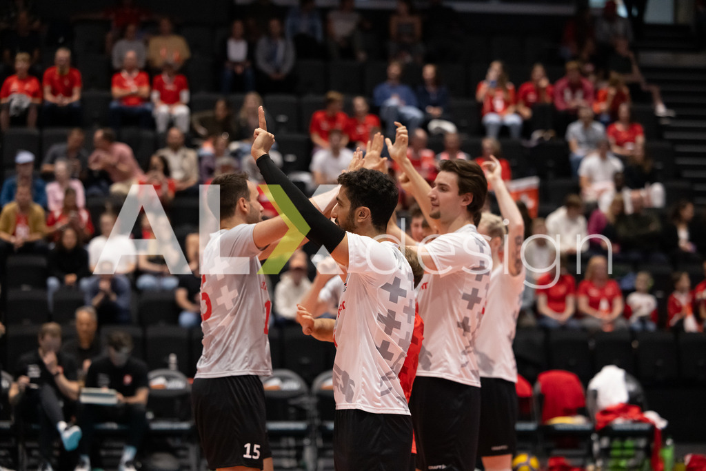 Luxembourg v Switzerland - CEV European League Men | KRIENS, SWITZERLAND - JUNE 12: Players of Switzerland hyping up before the CEV European League match between Luxembourg and Switzerland at Pilatus Arena on June 12, 2026 in Kriens, Switzerland. - Realisiert mit Pictrs.com