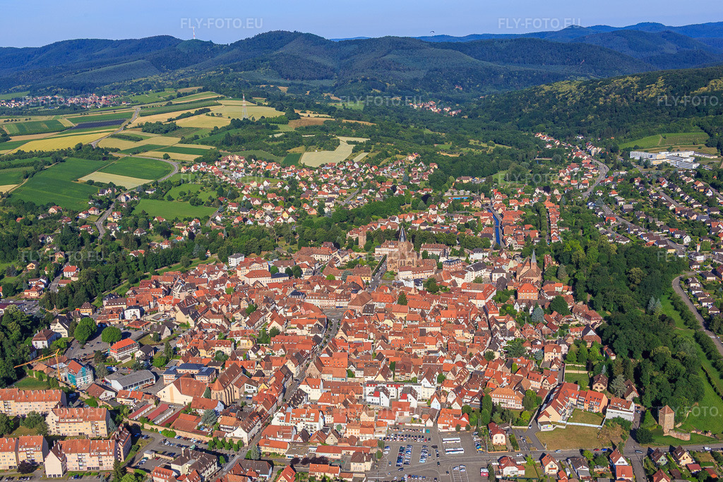 Vue aérienne: Vue d'ensemble de la ville depuis l'est à Wissembourg dans le département Bas Rhin, France – .Photo: IMG_083039.jpg prise le 26/06/2015 par Werner Riehm/FLY-FOTO.eu – Résolution de l'original: 5472 x 3648 px