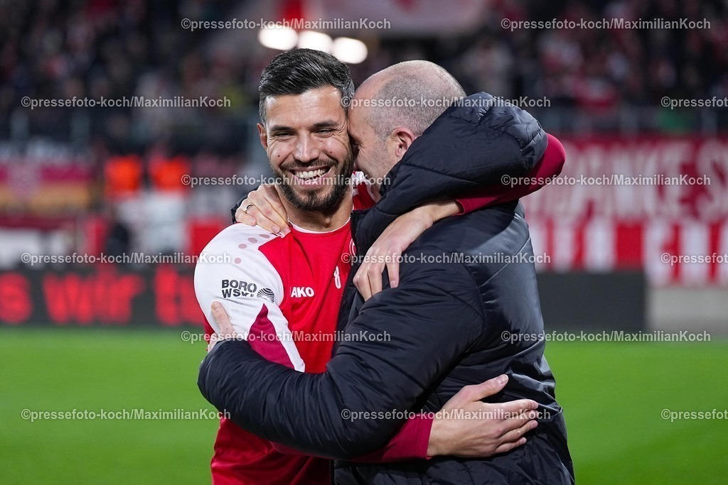 xYDRx01022601015 | 01.02.2026, xydrx, Fußball, 3.Liga, Rot-Weiss Essen - SV Wehen Wiesbaden, Saison 2025 2026, Stadion an der Hafenstraße: Klaus Gjasula (Rot-Weiss Essen #8) und Daniel Scherning (Cheftrainer SV Wehen Wiesbaden) umarmen sich   DFB regulations prohibit any use of photographs as image sequences and or quasi-video. Photo: xYannisxDreimannxPressefotoKochx