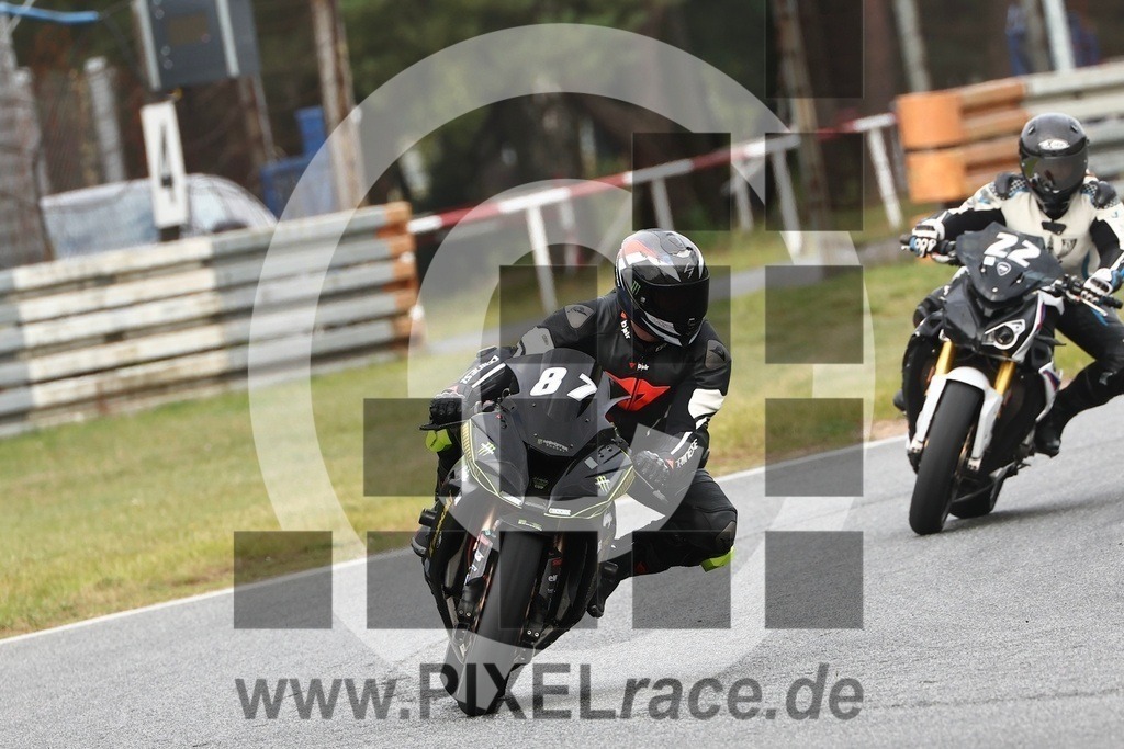 0087-20250908_10317 | Schöne Erinnerungen an spannende Momente - das festzuhalten ist unser Job. PIXELrace.de ist seit 2003 auf den Rennstrecken Europas unterwegs um die Action draußen beim Fahren und die wunderbare Stimmung imm Fahrerlager für euch einzufangen.