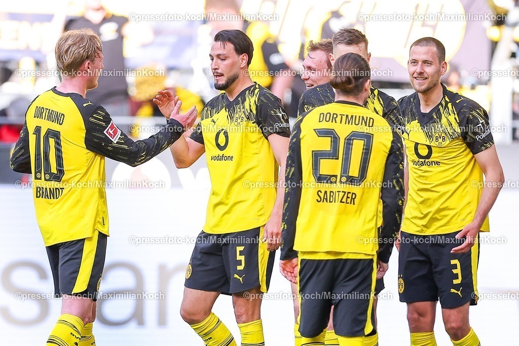 BVB26042601035 | 26.04.2026, Fußball, Borussia Dortmund - SC Freiburg, 1. Fußball Bundesliga, 31. Spieltag, Signal Iduna Park, Saison 2025 2026: Torjubel nach dem Tor zum 3:0 durch Torschütze Ramy Bensebaini&nbsp;(BVB #05)  zusammen mit   DFB regulations prohibit any use of photographs as image sequences and or quasi-video.