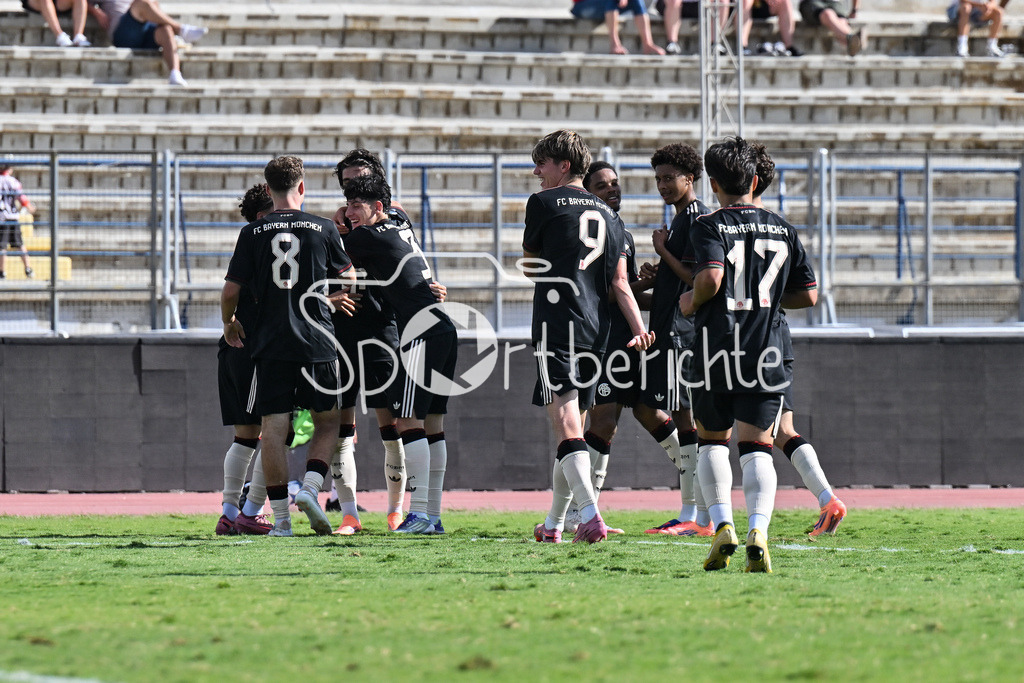 Papohs FC U19 - FC Bayern München U19 | Jubel der Bayer nach dem Treffer zum 0-2 durch Adin LICINA (FCB #7) / Tor / Torschuetze / Freude / Happy / UEFA Youth League: Paphos FC U19 - FC Bayern München U19; Stelios Kyriakides Stadium am 30.09.2025