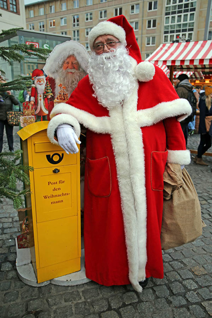 Leipziger Weihnachtsmarkt - Weihnachtsmann mit Postkasten | Entdecke über 20 Kategorien Leipzig-Motive: Foto-Downloads, hochwertige Poster, Leinwand- & Fine-Art-Prints. Jetzt Lieblingsfoto im Bildlexikon Leipzig Shop bestellen!