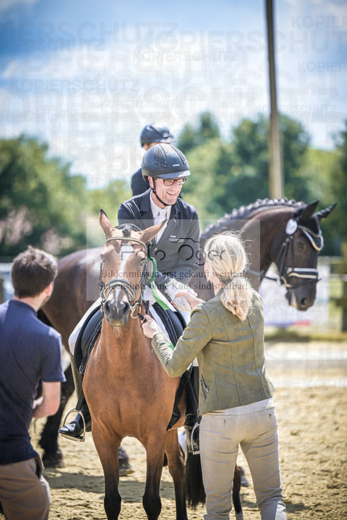 DOS_3584 | Entdecke hochwertige Reitturnierfotos von Foto Oger. Professionell, emotional und authentisch – jetzt Lieblingsmomente im Shop bestellen.Deutschlandweite Turnierfotografie. - Realisiert mit Pictrs.com