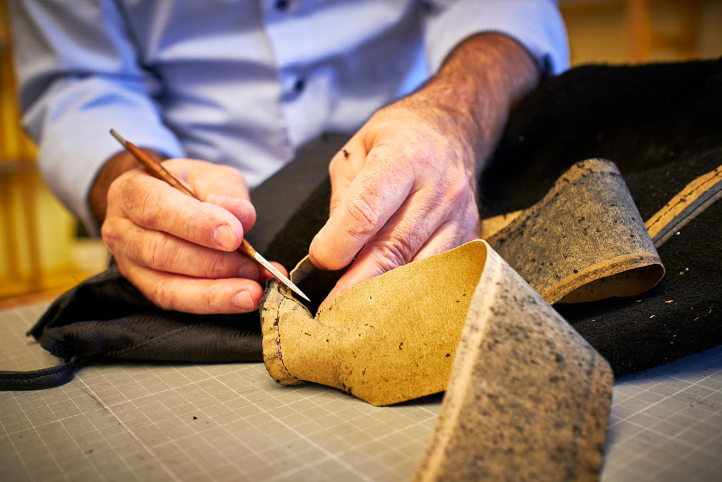 Albert Pattermann Wien | WIen, Austria - February 28, 2020; Albert Pattermann Wien; Thomas Hicker schneidet den Boden der Tasche, zwecks Reparatur heraus. - Realisiert mit Pictrs.com