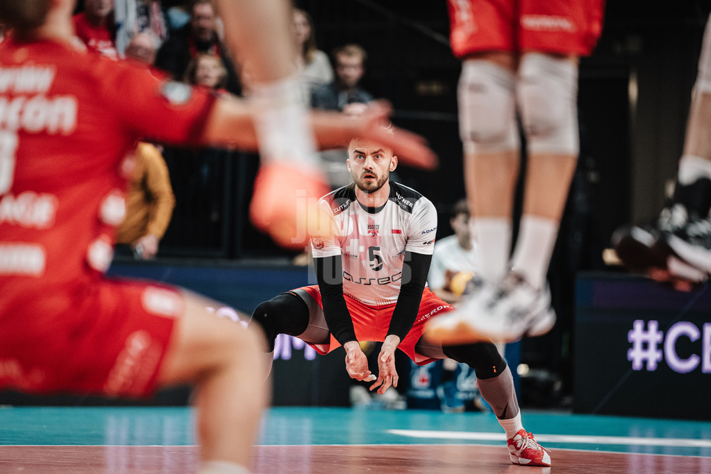Volleyball | Herren | Saison 2023/2024 | CEV Volleyball Cup 2024 Finale | SVG Lüneburg (GER) vs. Asseco Resovia Rzeszow (POL) | 12.03.2024 | Jakub Bucki (#5, Asseco Resovia Rzeszow) wartet auf den Ball