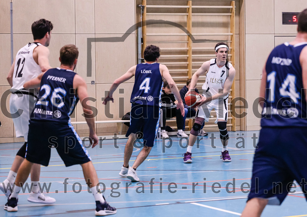 2022-04-03_086_TSV_Vaterstetten_gegen_SV_Weissblau-Allianz_Muenchen | Vaterstetten, Deutschland, 03.04.2022:
Basketball, Bezirksoberliga Herren 2021 / 2022, 14. Spieltag, TSV Vaterstetten gegen SV Weißblau-Allianz München, Endergebnis: 86:54

Maximilian Metzger (TSV Vaterstetten, #12), Rene Pferner (SV Weißblau-Allianz München, #26), Rico Loebel (SV Weißblau-Allianz München, #4), Bastian Heckner (TSV Vaterstetten, #7)

Foto: Christian Riedel / fotografie-riedel.net