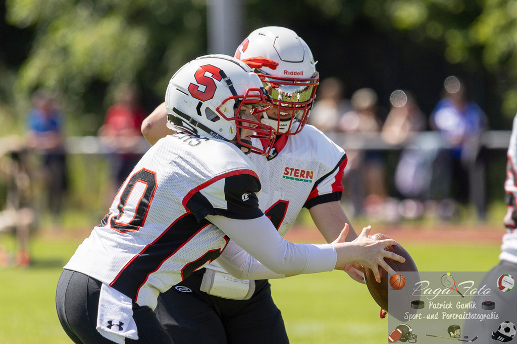 GFLW 1: German Football League Women 1: Rodgau Pioneers Ladies - Stuttgart Scorpions Sisters, 07.06.2026 | Dinah Laura Naegele (Stuttgart Scorpions Sisters #20) übergibt den ball an Stella Elisa Martin (Stuttgart Scorpions Sisters #21), Rodgau Pioneers Ladies - Stuttgart Scorpions Sisters, Rodgau, Maingau-Energie-Stadion "Am Weichsee", 7.6.2026 - Realisiert mit Pictrs.com