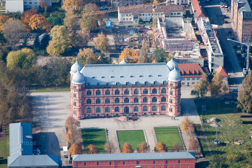 Luftbild: Schloss Gottesaue (Musikhochschule) im Ortsteil Oststadt in Karlsruhe im Bundesland Baden-Württemberg in Deutschland. Foto: IMG_35083.jpg vom 31.10.2010 durch Werner Riehm/FLY-FOTO.de
