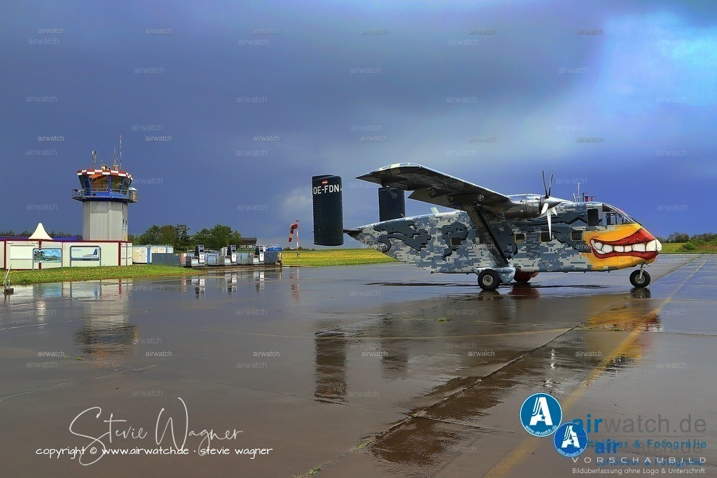 Flying Shoebox - Short S.C.7 Skyvan auf dem Flugplatz Husum-Schwesing | Die Short SC.7 Skyvan, auch als "Flying Shoebox" bekannt, ist ein britisches 19-sitziges Twin-Turboprop-Flugzeug, das erstmals am 17. Januar 1963 geflogen wurde. Es wurde von Short Brothers aus Belfast, Nordirland, hergestellt und verfügt über ein robustes Design mit kurzen Start- und Landefähigkeiten (STOL). Ursprünglich auf Anfrage von F.G. Miles Ltd. für eine Variante des Hurel-Dubois Miles HDM.106 Caravan-Designs wurde der Skyvan von 1960 bis 1986 mit etwas mehr als 150 hergestellten Flugzeugen hergestellt. Die verbleibenden Beispiele werden heute hauptsächlich für Kurzstreckenfracht- und Fallschirmspringen verwendet.