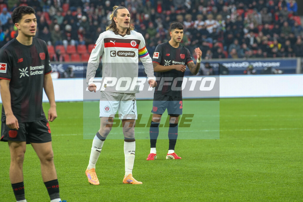 Bayer Leverkusen Saison 25/26 - © Sportfoto-Sale (MK) | Jackson Irvine (Pauili) - Bayer Leverkusen Saison 25/26 - © Sportfoto-Sale (MK) - Realisiert mit Pictrs.com