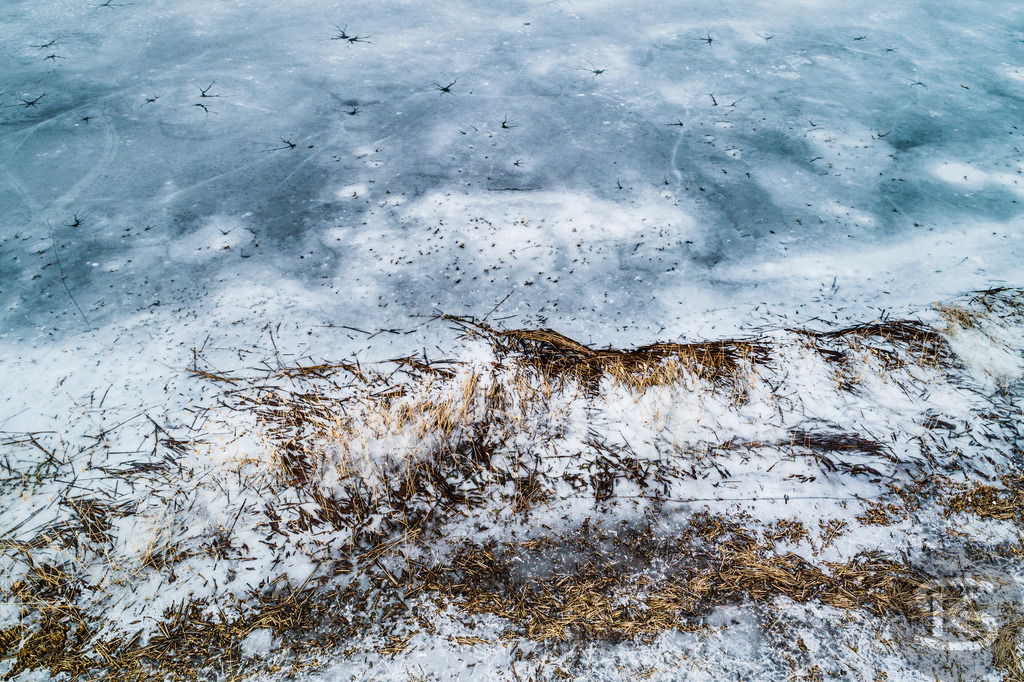 Zugefrorener See im Allgäu – Drohnenaufnahme von Eisstrukturen am Ufer | Beeindruckende Luftaufnahme eines vollständig zugefrorenen Sees im Allgäu. Die Drohnenfotografie zeigt faszinierende Eisstrukturen, Uferbereiche und natürliche Wintermuster aus der Vogelperspektive – einzigartige Winterlandschaft von oben. - Realisiert mit Pictrs.com