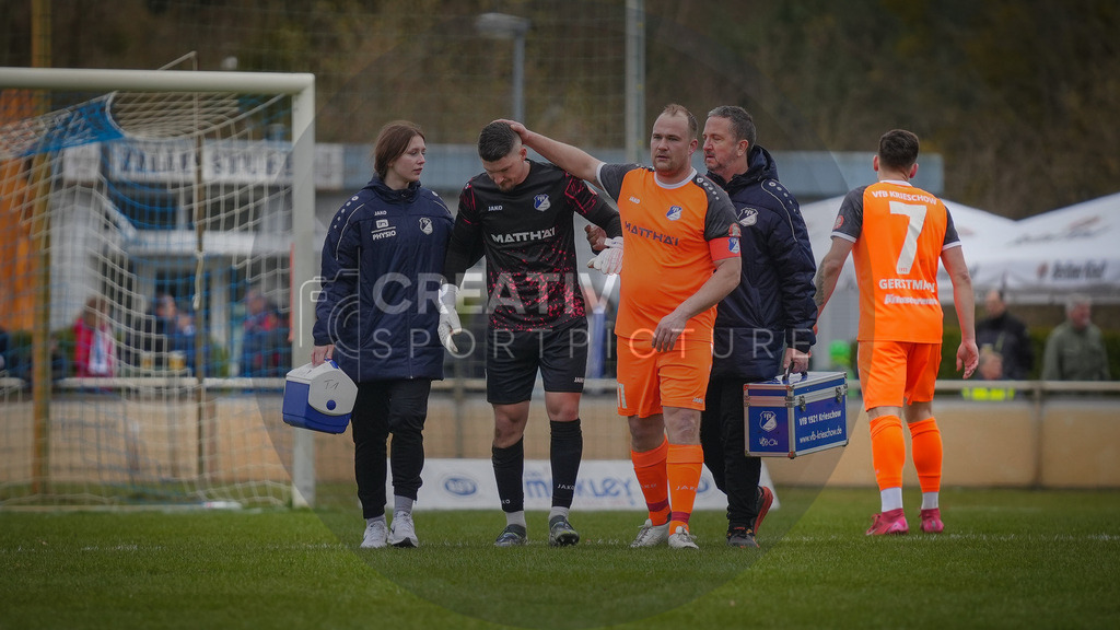 Fußball, Herren, Saison 2025/2026, Landespokal Brandenburg, Halbfinale, RSV Eintracht 1949 vs. VfB 1921 Krieschow, Samstag 28.03.2026, Sportplatz-Heinrich-Zille-Straße | Fußball, Herren, Saison 2025/2026, Landespokal Brandenburg, Halbfinale, RSV Eintracht 1949 vs. VfB 1921 Krieschow, Samstag 28.03.2026, Sportplatz-Heinrich-Zille-Straße, Im Bild: Fritz Pflug (Krieschow) muss verletzt ausgewechselt werden. - Realisiert mit Pictrs.com