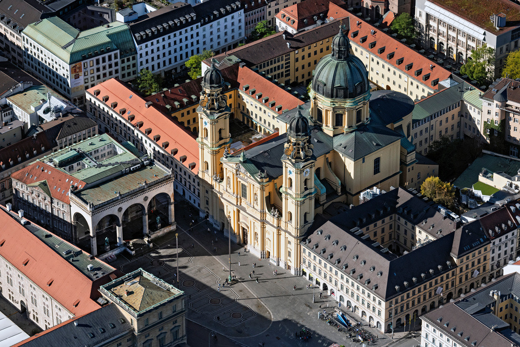 dr__0054342.jpg | MüNCHEN 07.10.2024 Sehenswürdigkeit und Tourismus- Attraktion des Geschichts- Denkmals " Feldherrnhalle " und " Theatinerkirche " am Odeonsplatz in der Altstadt in München im Bundesland Bayern, Deutschland. Weiterführende Informationen bei: Kirchenstiftung St. Kajetan. // Visible and tourist attraction of the historical monument "Feldherrnhalle" and "Theatinerkirche" at Odeonsplatz in the old town in Munich in the state Bavaria, Germany. Further information at: Kirchenstiftung St. Kajetan. Foto: Daniel Reiter