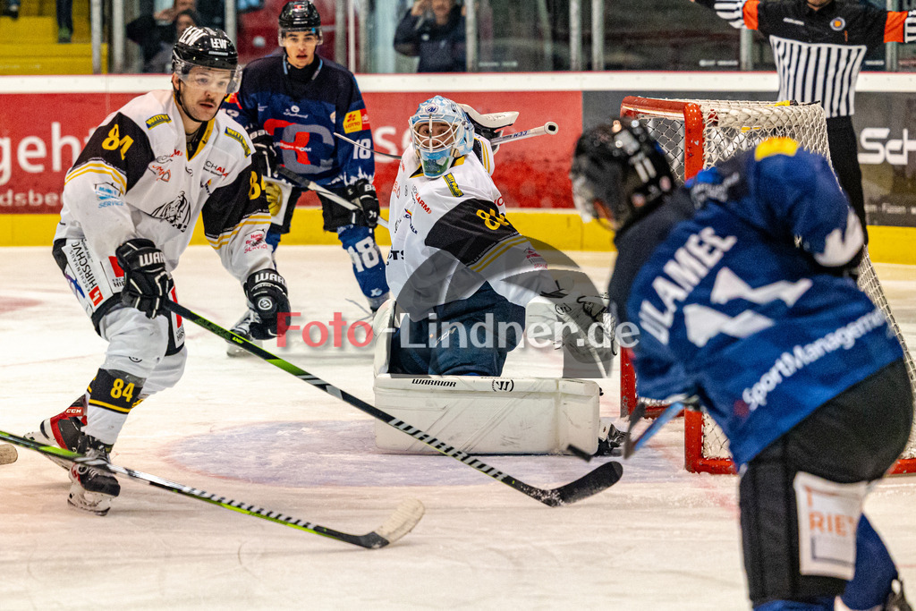 HC Landsberg Riverkings vs EA Schongau Mammuts | Eishockey Bayernliga 2023/2024, HC Landsberg Riverkings vs EA Schongau Mammuts,
Schuss von Luka ULAMEC (HCL 11),
2023-11-10 in Peißenberg (Eisstadion)
Tim Mühlegger (Mammuts 84), Xaver NAGEL (Mammuts Goali 80), Luka ULAMEC (HCL 11)
Copyright: WolfgangxLindner foto-lindner.de