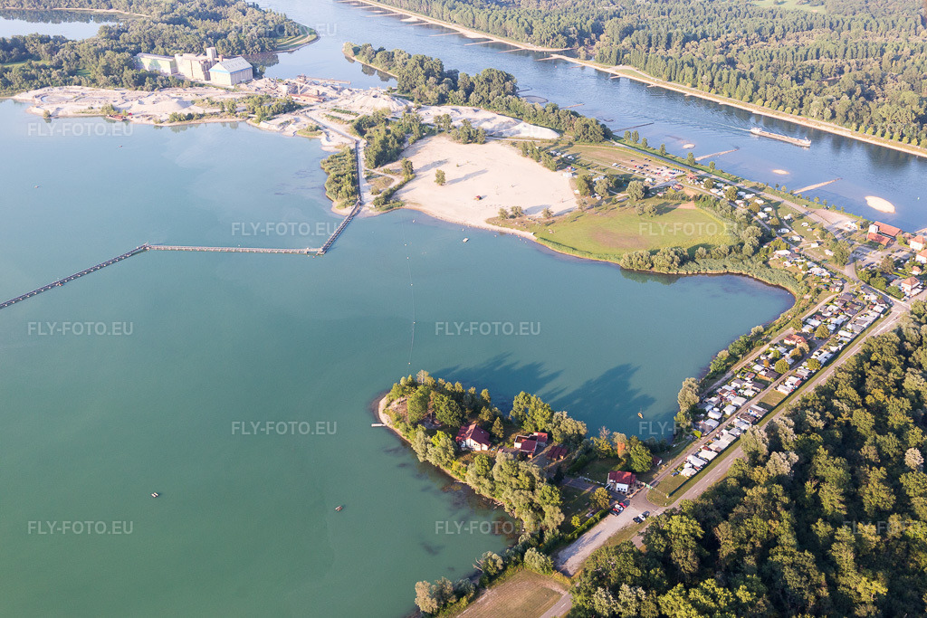 Vue aérienne: Lac de la gravière et ferry à Seltz dans le département Bas Rhin, France.Photo: IMG_109163.jpg prise le 25/07/2018 par Werner Riehm/FLY-FOTO.euRésolution de l'original: 5097 x 3398 px