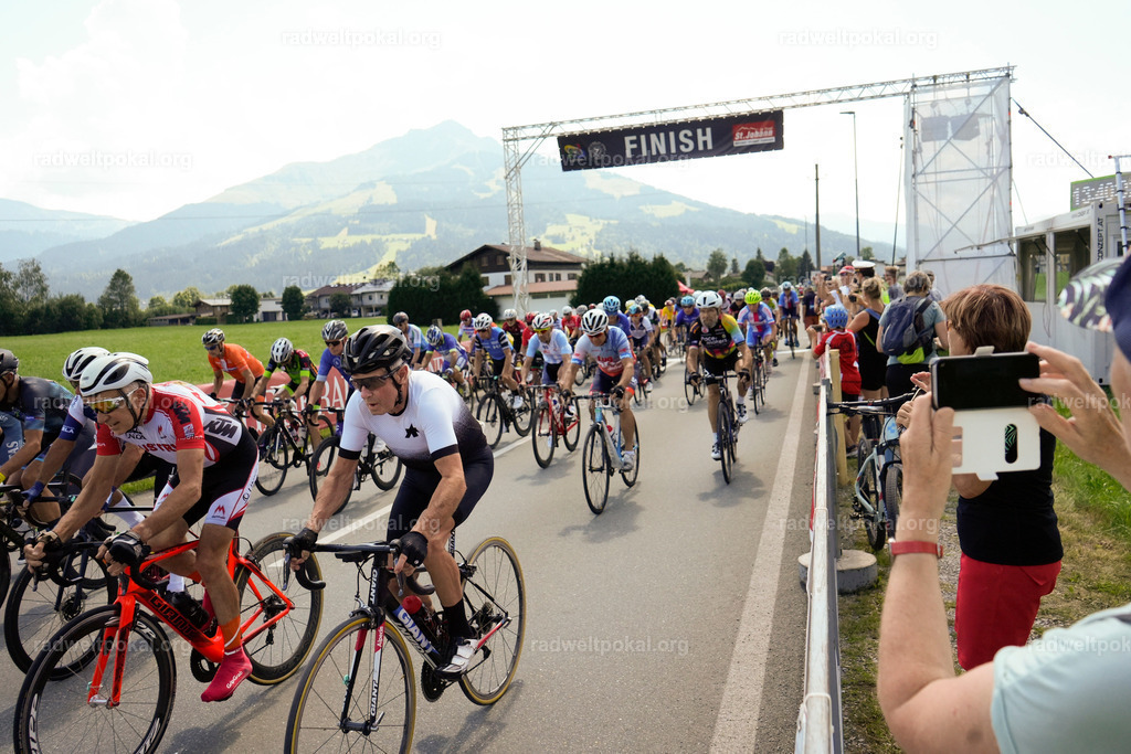 508_20230817_Bewerb_Maenner_Muehlanger | AUT - OESTERREICH, 2023-08-16: SPORT RENNRAD-FAHREN - 55. INTERNATIONALER RADWELTPOKAL IN ST. JOHANN IN TIROL  - Vintage-Radrennen mit WM-Bronze-Medaillen-Siegerin Christina Schweinberger, den Teilnehmer und Alexander Baumann (vom Orginastions-Team) - TAG 2 BEWERB MAENNER IN SECHS GRUPPEN  ; Foto: Roland Muehlanger
