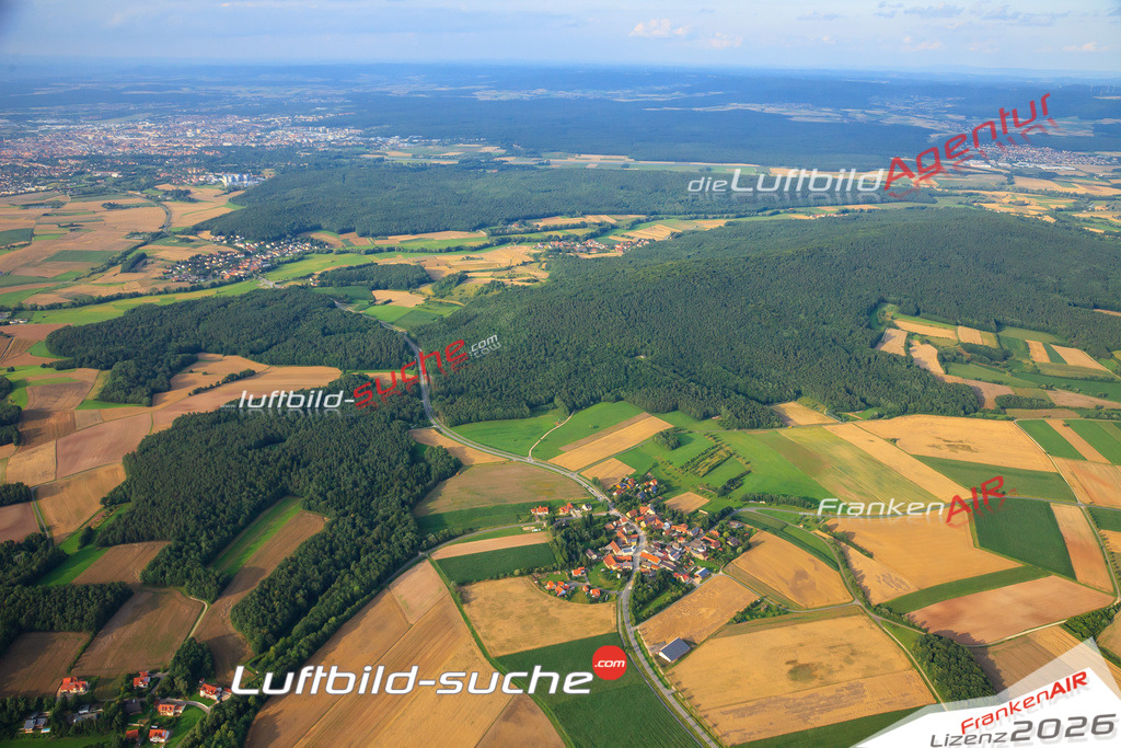 Die Luftaufnahme Obergreuth - Frensdorf wurde vom UL-Flugzeug (keine Drohne) aus fotografiert.Hohe Druck- Auflösung-die Geschenkidee!