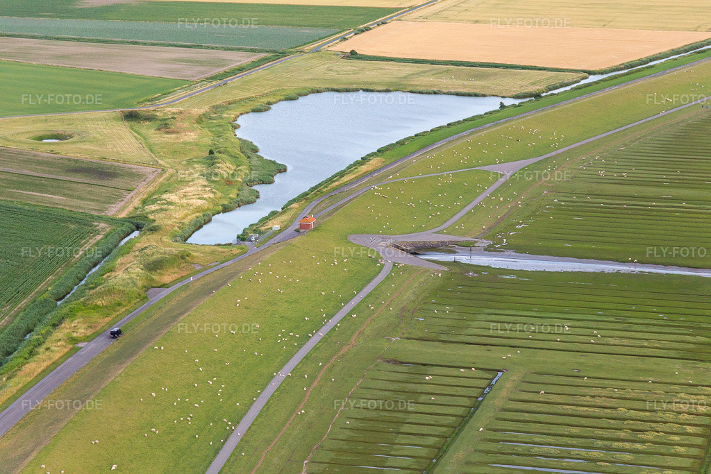 Luftbild: Nordseedamm am Heringsand in Wesselburenerkoog im Bundesland Schleswig-Holstein in Deutschland. Foto: IMG_007894.jpg vom 08.07.2020 durch Werner Riehm/FLY-FOTO.de