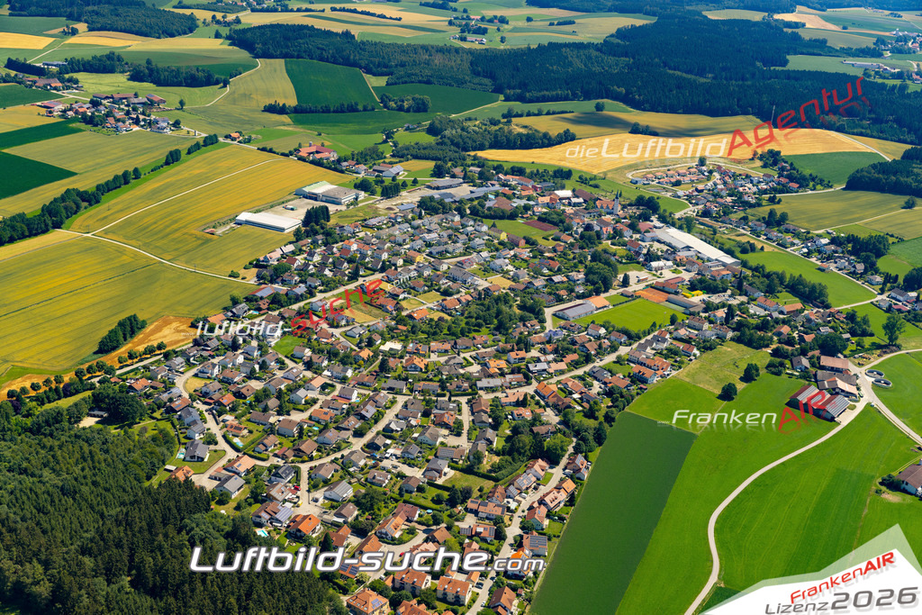 Aktuelles Luftbild von  Bodenkirchen - Die Luftaufnahme wurde 2022 mittels UL-Flugzeug erstellt ( keine Drohne ) - hochauflösende Kamera-Systeme von  Canon -Beste Qualität - Für grossformatige Ausdrucke geeignet. Die Geschenkidee !