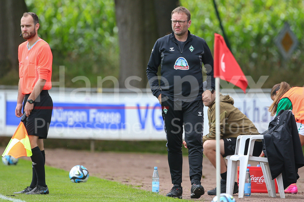 Fussball, Testspiel Frauen, Borussia Mönchengladbach - SV Werder Bremen | v.li.: Thomas Horsch (Trainer, Cheftrainer, SV Werder Bremen)