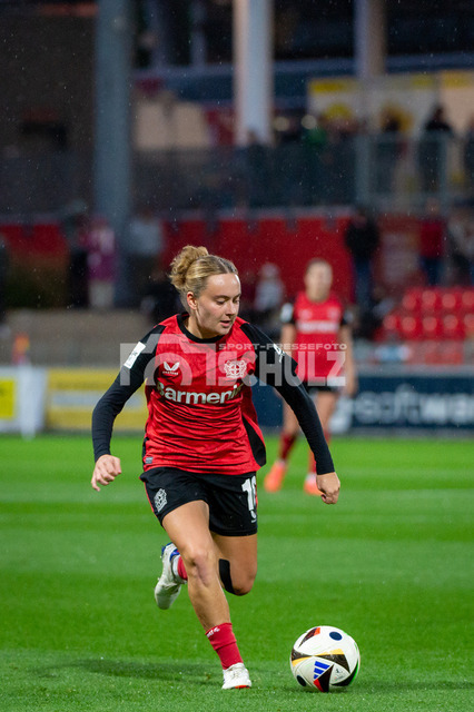 20240927_NSZ_6514 | Sofie Zdebel (Bayer Leverkusen,No.16) in AktionDEU, Leverkusen, 27.09.2024 Fußball, Frauen, Google Pixel Frauen-Bundesliga, Saison 2024/2025, 4. Spieltag, Bayer 04 Leverkusen - TSG HoffenheimDIE DFB-RICHTLINIEN UNTERSAGEN JEGLICHE NUTZUNG VON FOTOS ALS SEQUENZBILDER UND/ODER VIDEOÄHNLICHE FOTOSTRECKEN - Realisiert mit Pictrs.com