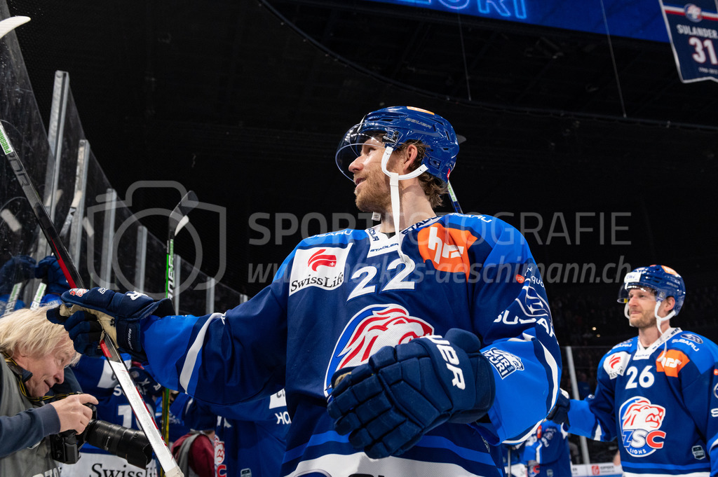 Playoffs: ZSC Lions - EHC Biel-Bienne | 04.04.2022, Zurich, Hallenstadion, Playoffs: ZSC Lions - EHC Biel-Bienne, #22 Tommi Kivistö (ZSC) feiert mit den Fans. - Realisiert mit Pictrs.com