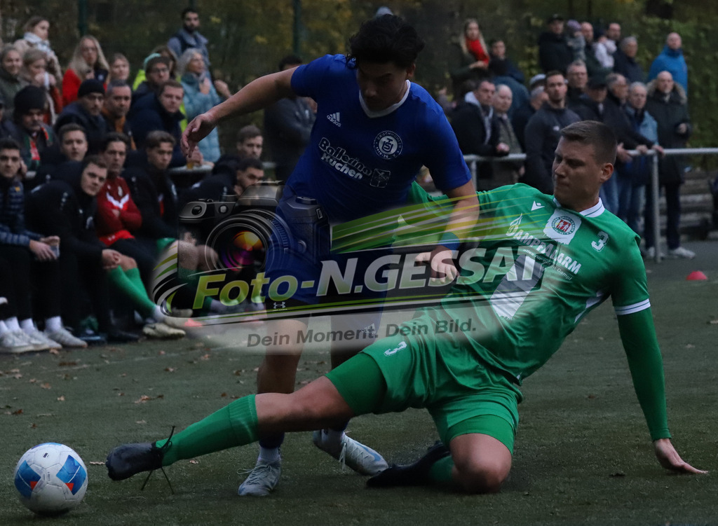 Bünder SV - TuS Bruchmühlen | Auf dem Bild zu sehen: grün Bünder SV: Florian Seymer ; blau TuS Bruchmühlen: Firat FidanBünder SV, TuS Bruchmühlen, Saison 25/26, Kreisliga A, Bünde, Deutschland - Realisiert mit Pictrs.com