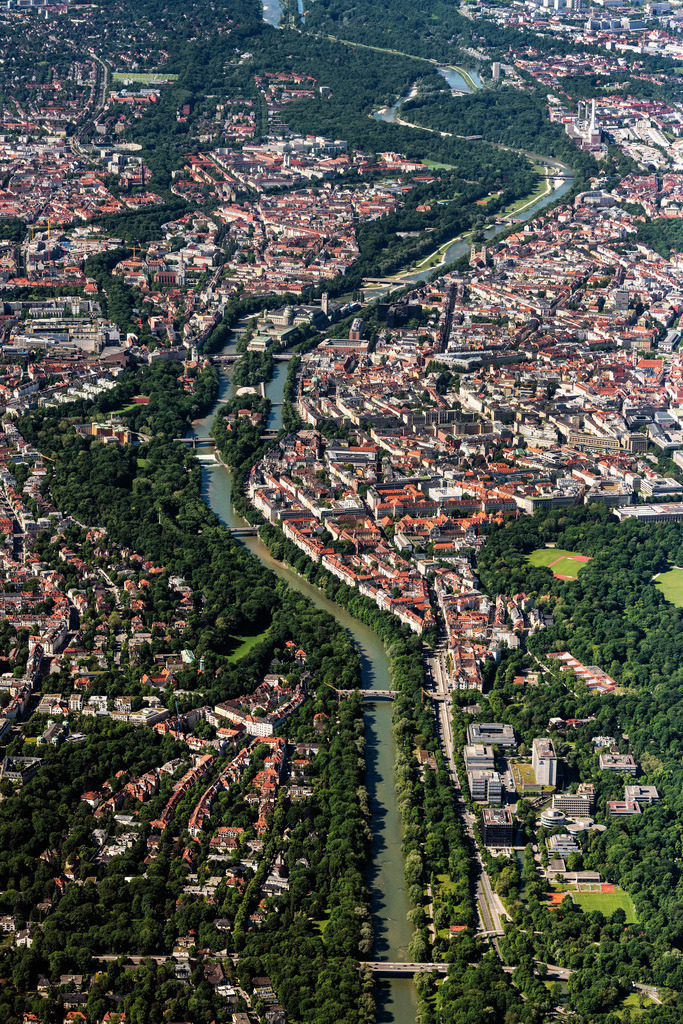 dr__0065337.jpg | MüNCHEN 15.06.2021 Uferbereiche am Flußverlauf der Isar in München im Bundesland Bayern, Deutschland. // Riparian zones on the course of the river of the river Isar in Munich in the state Bavaria, Germany. Foto: Daniel Reiter
