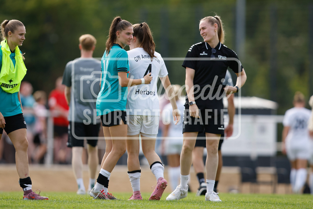 Fußball I Frauen I Westfalenpokal 26-27 I DJK GW Amelsbüren - SSV Rhade  I 18893 | Demi Ehler (10, SSV Rhade) und Kristin Herbers (4, DJK GW Amelsbüren) mit einem Fairplay Moment nach dem Spiel - Realisiert mit Pictrs.com