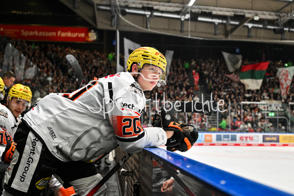 Augsburger Panther - Löwen Frankfurt | AUGSBURG, GERMANY - 16. JANUARY: im Bild Fabio KOSE (Löwen Frankfurt 20) / Einzelfoto / Freisteller auf der Bank der Gäste während dem Match zwischen den Augsburger Panthern und den Löwen Frankfurt am 40. Spieltag der penny DEL im Curt Frenzel Stadion