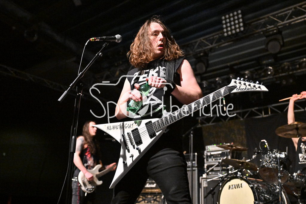 Evil Obsession | Hellripper Frontmann Jamec McBAIN mit Gitarre beim Konzert in Regensburg / Evil Obsession Part II, Eventhall Airport am 29.12.2024