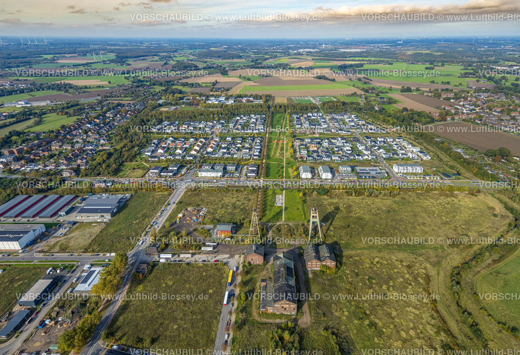 Neukirchen-Vluyn241013332 | Luftbild, Neubaugebiet Dicksche Heide, Niederberg Park, unten ehemaliges Bergwerk Niederberg mit Förderturm, Fernsicht, Neukirchen, Neukirchen-Vluyn, Ruhrgebiet, Nordrhein-Westfalen, Deutschland