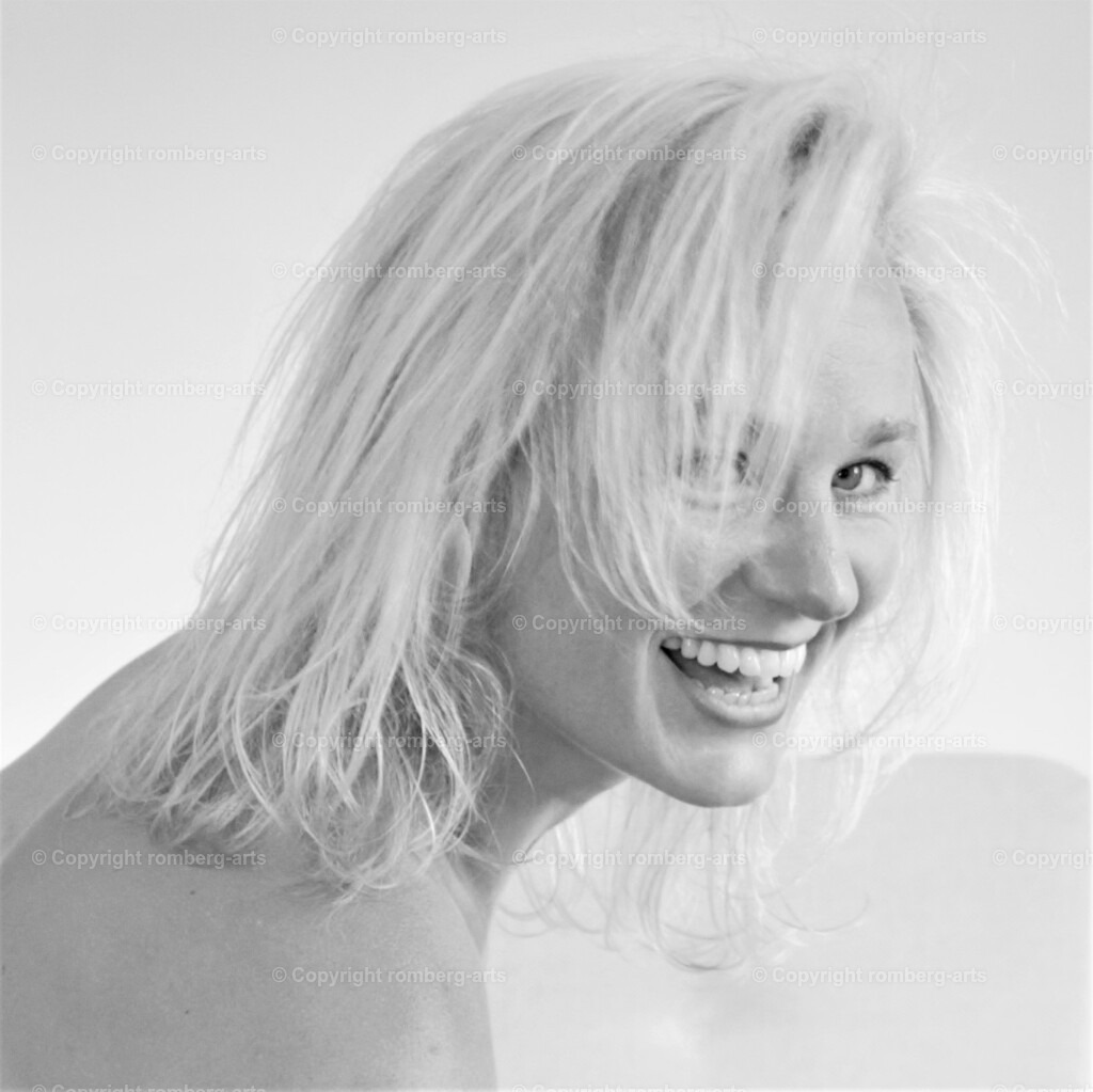 IMG_0989 (2) | romberg-arts, romberg-arts.de, www.romberg-arts.de, Foto_Online_Shop, Julia Fuhrmann, Köln, Fotos, Fotografie, Fotokunst, Kunstdrucke, Naturfotos, Aktfotos, Nacktfotos, schwarz_weiß_Fotos, Blumenfotos, Blumen, Tiere, Beton, Korrosion, Lächeln, Drucke