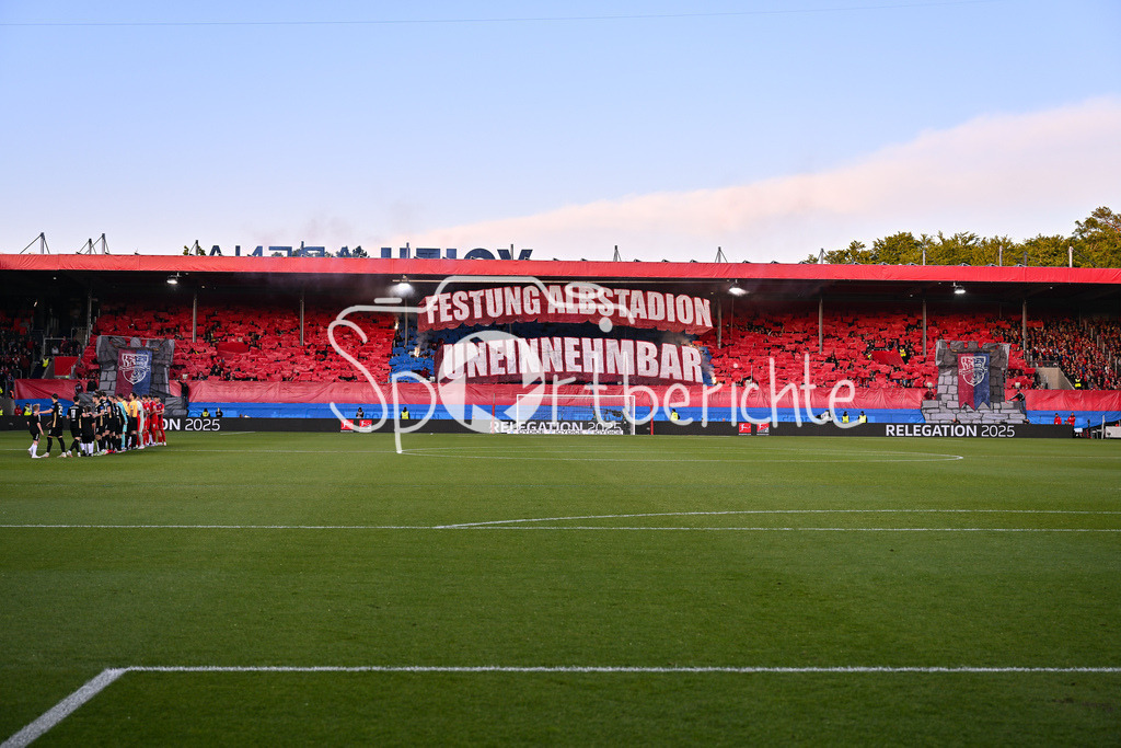 1. FC Heidenheim - SV Elversberg 07 | Die Fans der Hausherren haben zu Spielbeginn eine Choreo vorbereitet / Ultras / Choreographie / Relegation Bundesliga: 1. FC Heidenheim - SV Elversberg 07, Voith-Arena am 22.05.2025 / DFL REGULATIONS PROHIBIT ANY USE OF PHOTOGRAPHS AS IMAGE SEQUENCES AND/OR QUASI-VIDEO