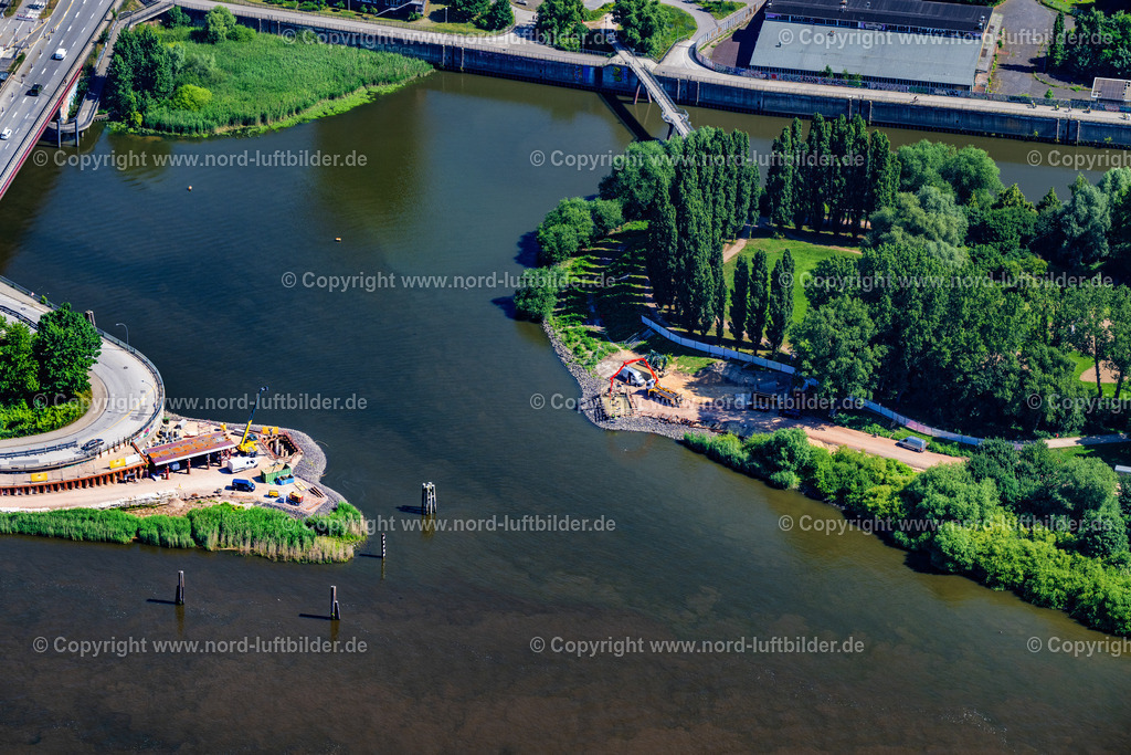 Hamburg_Entenwerder_Brückenbau_Hafencity_ELS_6859200625 | HAMBURG 20.06.2025 Neubau eines Brückenbauwerk entlang der Veddeler Brückenstraße über der Elbe im Ortsteil Rothenburgsort in Hamburg, Deutschland. // New construction of a bridge structure along the Veddeler Brueckenstrasse over the Elbe in the Rothenburgsort district in Hamburg, Germany. Foto: Martin Elsen