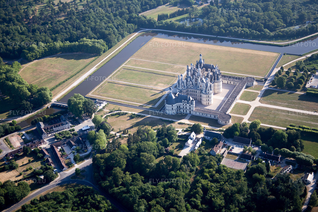 Vue aérienne: Parc du château du Château de Chambord à Chambord dans le département Loir et Cher, France. Photo: IMG_082154.jpg prise le 20/06/2015 par Werner Riehm/FLY-FOTO.euRésolution de l'original: 5472 x 3648 px