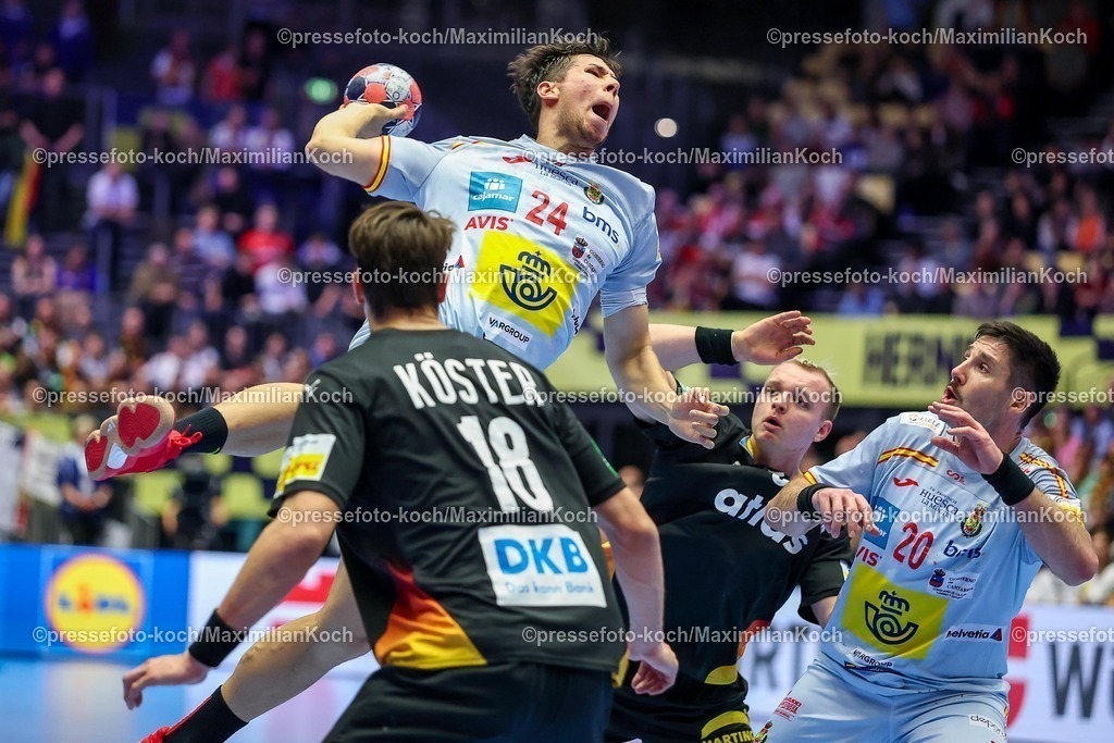 EHF19012602032 | 19.01.2026, Handball, Men's EHF EURO 2026, Deutschland - Spanien, Jyske Bank Boxen in Herning, Dänemark, Preliminary Round:  Daniel Dujshebaev Dovichebaeva (Espania #24) wirft über  Julian Köster (Germany #18)  Justus Fischer (Germany #54) aufs Tor 