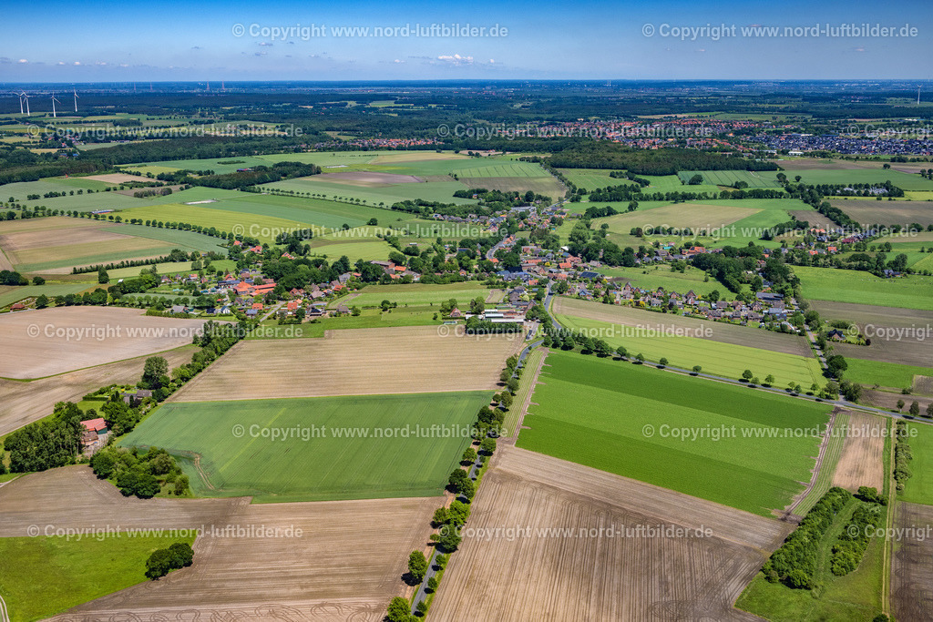Hollenbeck_ELS_6690030622 | HARSEFELD 03.06.2022 Ortsansicht der Straßen und Häuser der Wohngebiete in Harsefeld Hollenbeck im Bundesland Niedersachsen, Deutschland. // Town View of the streets and houses of the residential areas in Harsefeld in the state Lower Saxony, Germany. Foto: Martin Elsen